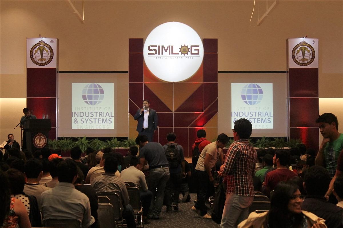 Josué H. Salas presentando ante estudiantes de ingeniería industrial en el congreso SIMLOG, Mérida, Yucatán